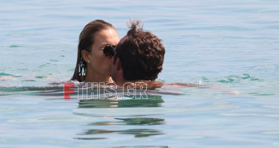 Τρυφερά φιλιά στην πιο κοσμική παραλία της Μυκόνου για το ζευγάρι της ελληνικής showbiz