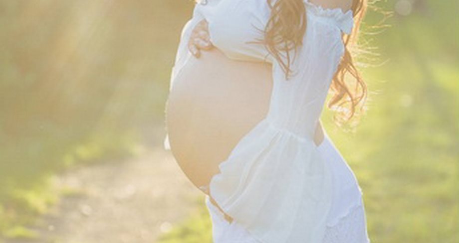 Η Ελληνίδα εγκυμονούσα celebrity φωτογραφίζεται λίγο πριν γεννήσει!