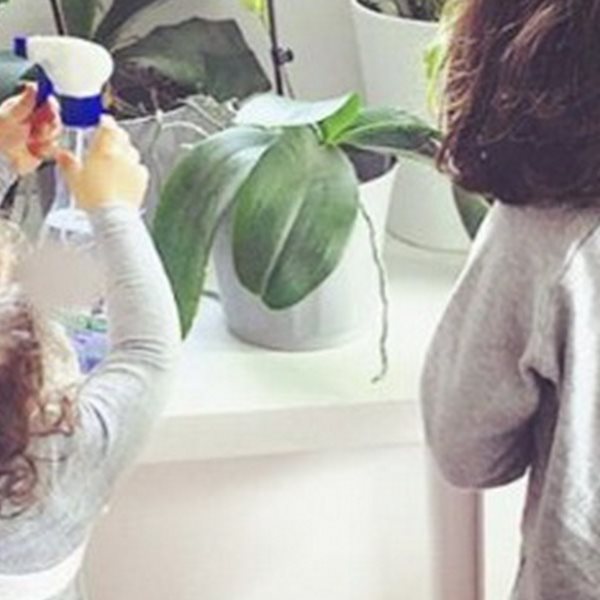 Οι κορούλες της Ελληνίδας παρουσιάστριας βοηθούν τη μαμά τους στην καθαριότητα του σπιτιού 