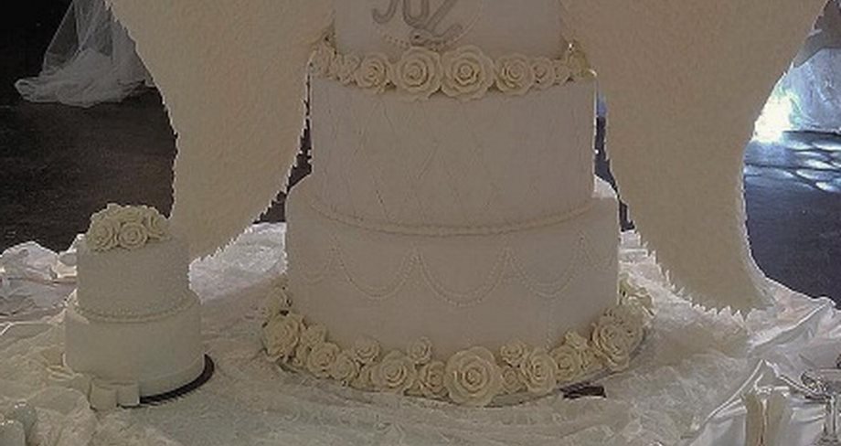 Η τούρτα στον γάμο της ελληνικής showbiz ήταν υπερπαραγωγή!