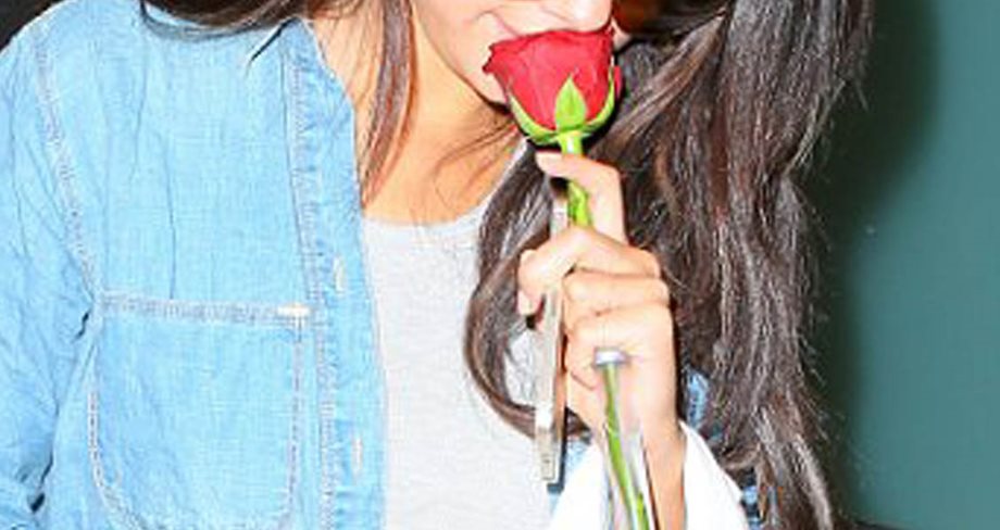 Ποιος της χάρισε το τριαντάφυλλο και το μυρίζει με τόσο πάθος;