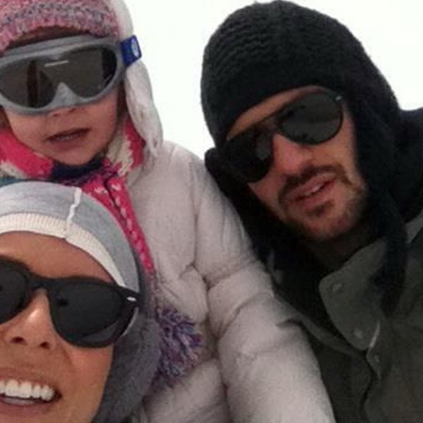 Γιόρτασαν στα χιόνια τα 3α γενέθλια της κόρης τους και την μύησαν στο σκι! 