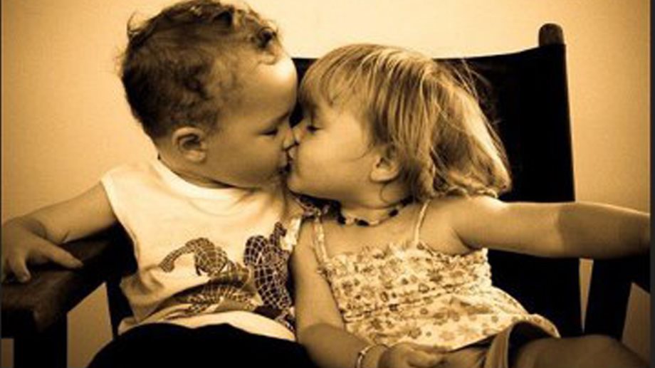 Ο 2χρονος γιος διάσημης τραγουδίστριας, φιλάει την ενός έτους κόρη διάσημου μπαμπά!