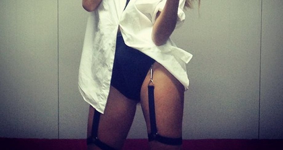 Η Ελληνίδα τραγουδίστρια έβγαλε selfie φορώντας τις ζαρτιέρες της