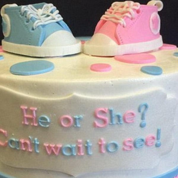 Η εγκυμονούσα παρουσιάστρια αποκάλυψε το φύλο του παιδιού της με μια τούρτα!