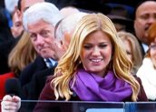 O Bill Clinton ρίχνει μια κλεφτή ματιά στην Kelly Clarkson.