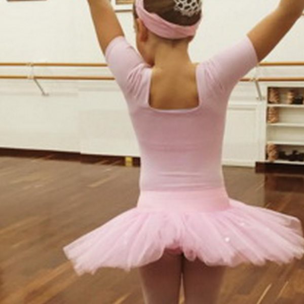 Ο Έλληνας ηθοποιός φωτογραφίζει την κορούλα του την ώρα του χορού και δηλώνει "χαζομπαμπάς"!