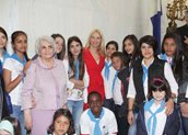 Η Μαρί Κυριακού με την πρόεδρο της Παναθηναϊκής και Πανελλαδικής Ένωσης Γυναικών, Μαρία Γιαννίρη και τα παιδιά της Κιβωτού του Κόσμου