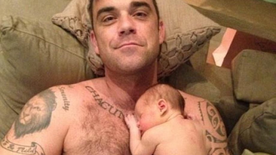 Δείτε τον χαζομπαμπά Robbie Williams με την δύο ημερών κορούλα του