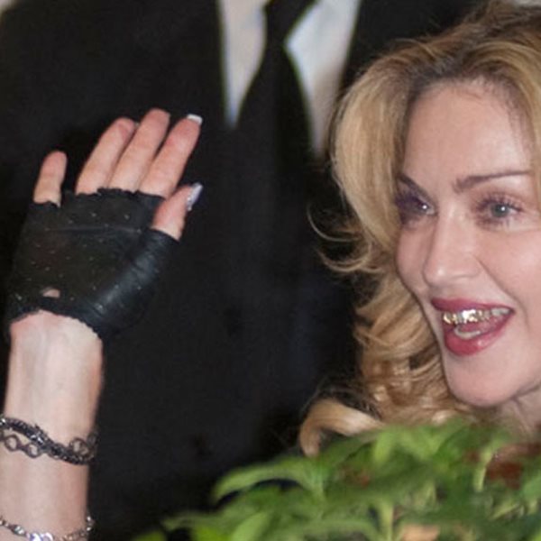 Η Madonna φόρεσε το "κόσμημα - σιδεράκια" και μάλιστα χρυσά! (Video)