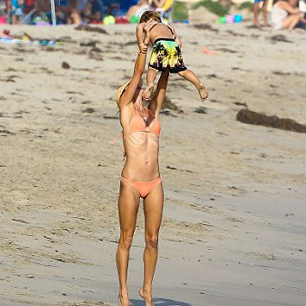 H πανέμορφη celebrity μαμά απολαμβάνει τα παιχνίδια με τον γιο της στην παραλία