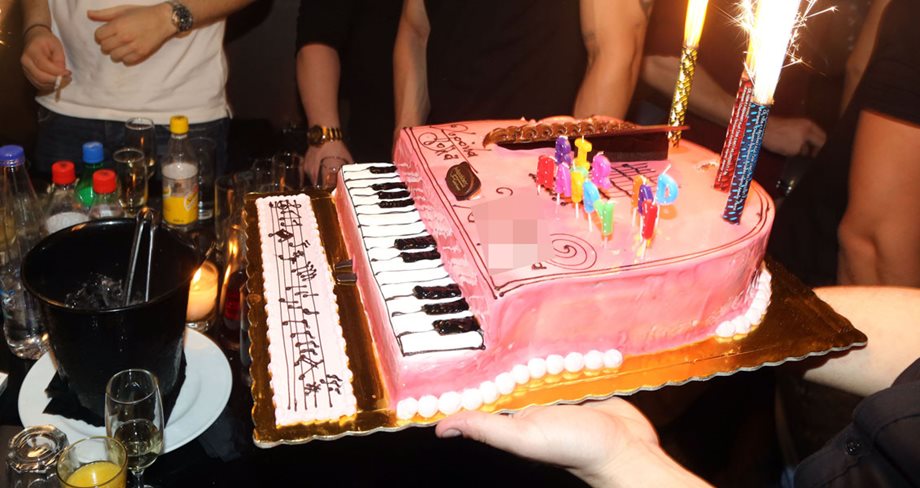 Η τραγουδίστρια έσβησε αυτήν την εντυπωσιακή τούρτα γενεθλίων