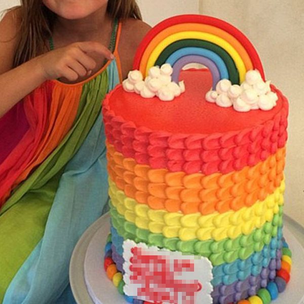 Η μικρούλα έχει γενέθλια και η μαμά της, παρήγγειλε αυτή την πολυόροφη τούρτα!
