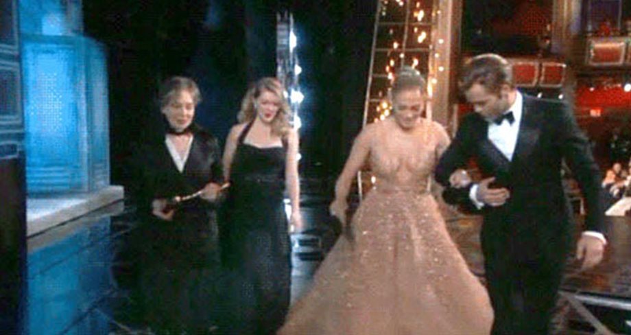 Oscar 2015: Η στιγμή που η Jennifer Lopez πήγε να... "φάει" τα μούτρα της!