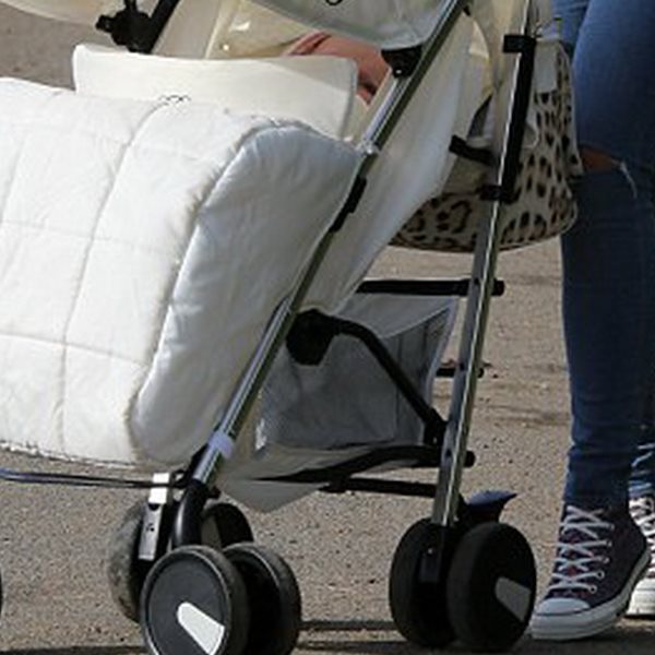 Η celebrity βγήκε βόλτα με την νεογέννητη κορούλα της