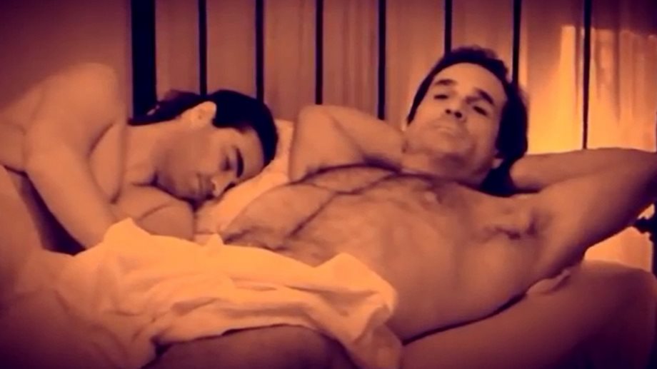 Απίστευτο video: Ο Κώστας Φραγκολιάς στο κρεβάτι με άντρα!