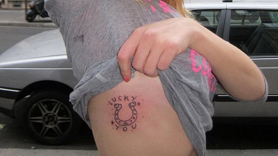 Αποκάλυψε το νέο της τατουάζ που γράφει "τυχερούλα"!