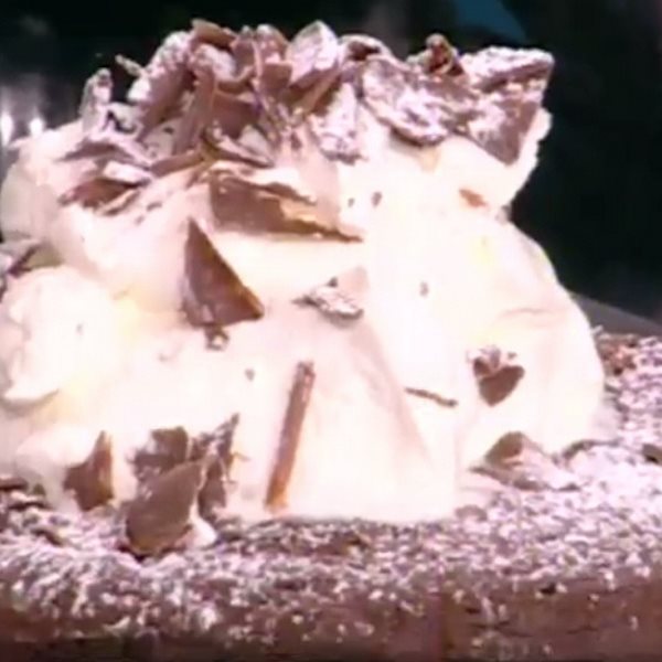 Truffle cake με σοκολάτα και μαρέγκα από την Αργυρώ