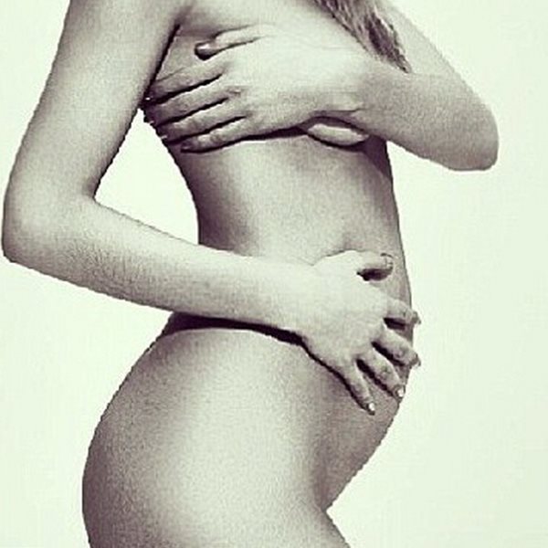 Ανακοίνωσε ότι είναι ξανά έγκυος με μια γυμνή φωτογραφία στο instagram!