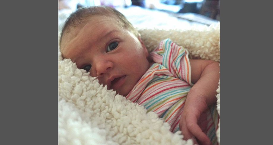 Γέννησε την κορούλα της πριν από δύο εβδομάδες και αυτή είναι η πρώτη φωτογραφία του νεογέννητου