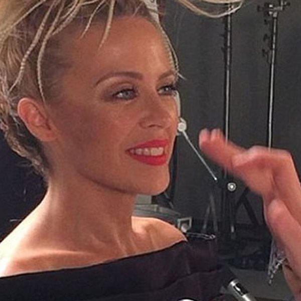 Kylie Minogue: Αποκάλυψε την απίστευτη σιλουέτα της με καυτό κορμάκι και διχτυωτό καλσόν
