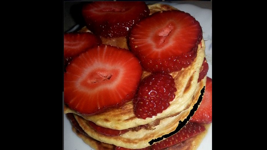 Αυτά τα λαχταριστά pancakes με φράουλες απόλαυσε Ελληνίδα τραγουδίστρια για πρωινό
