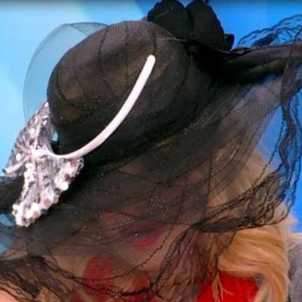 Ελένη Μενεγάκη: Η γκάφα on air που την έκανε να... κρυφτεί κάτω από το καπέλο της!