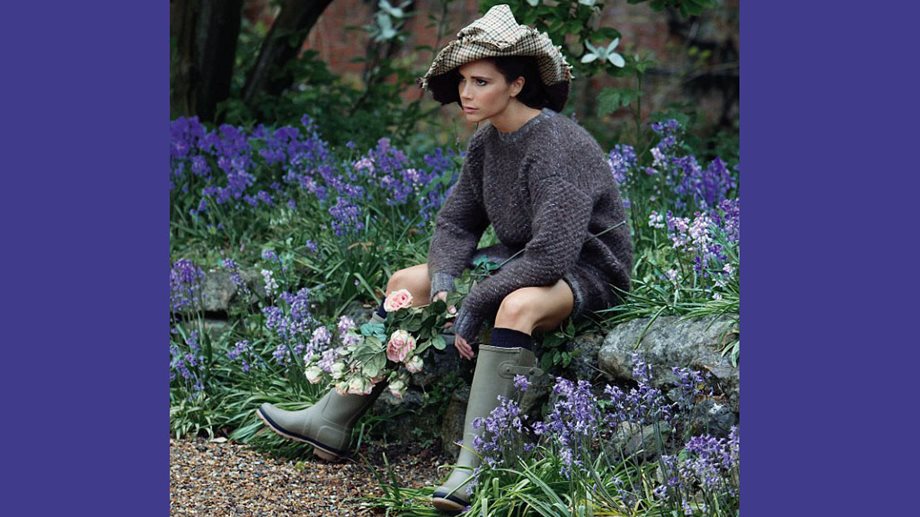 Victoria Beckham: Γιατί τυλίχτηκε με χοντρό πουλόβερ κατακαλόκαιρο;