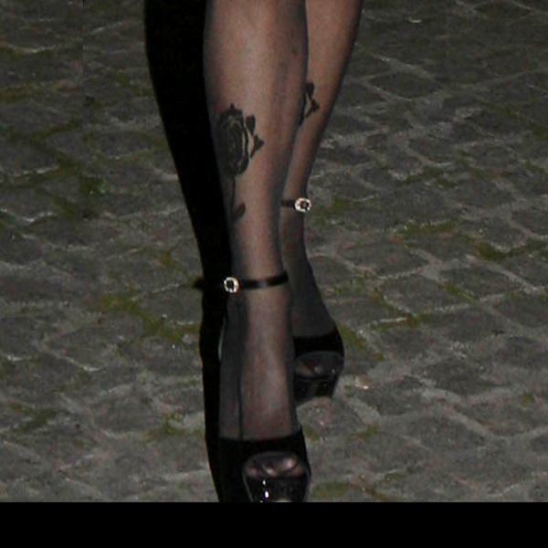 New trend! Κυρία της κοσμικής Αθήνας με ιδιαίτερο στιλ και γούστο, τόλμησε τη νέα μόδα στα καλσόν που δίνει την εντύπωση... τατουάζ! 