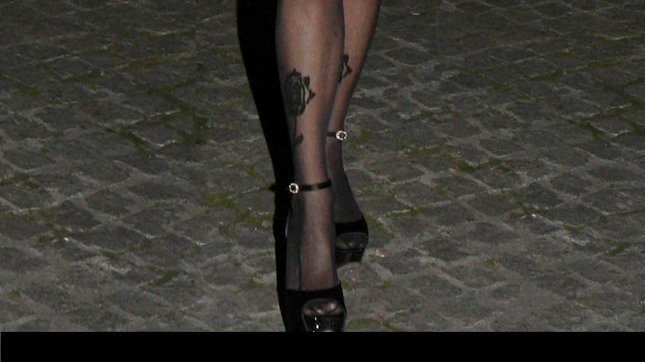 New trend! Κυρία της κοσμικής Αθήνας με ιδιαίτερο στιλ και γούστο, τόλμησε τη νέα μόδα στα καλσόν που δίνει την εντύπωση... τατουάζ! 