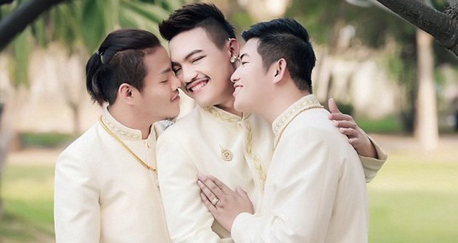 Ο πρώτος gay γάμος με τρείς γαμπρούς!