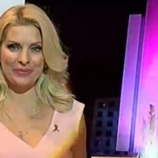 Ελένη Μενεγάκη: Εντυπωσιακή εμφάνιση στα ροζ στο κέντρο της Αθήνας - VIDEO