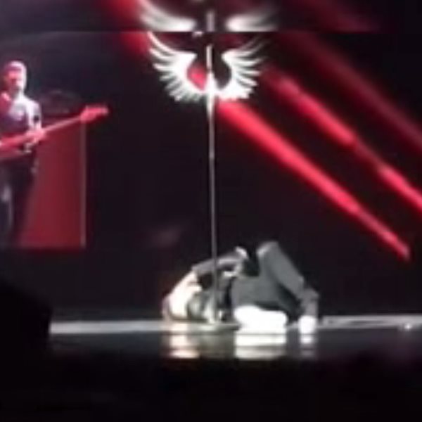 Ο πολύ γνωστός τραγουδιστής έχασε τις αισθήσεις του επί σκηνής ενώ τραγουδούσε - VIDEO