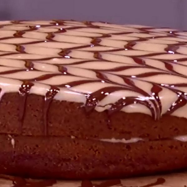 Κέικ λευκής σοκολάτας από τον Άκη Πετρετζίκη (Video)