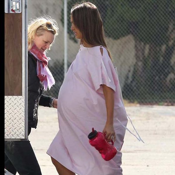 Η Jessica Alba υποδύεται μια έγκυο μαθήτρια και η κοιλιά της είναι έτοιμη να εκραγεί