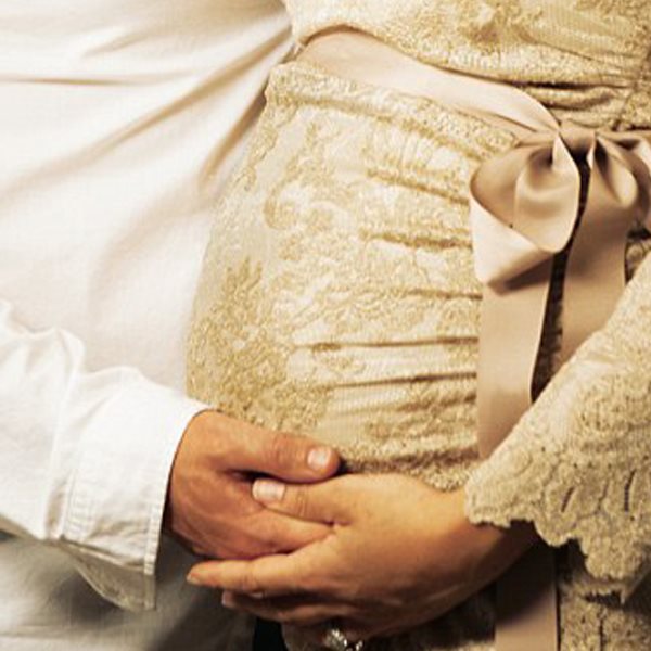 Η πασίγνωστη τραγουδίστρια φωτογραφήθηκε με το σύζυγό της σε προχωρημένη εγκυμοσύνη