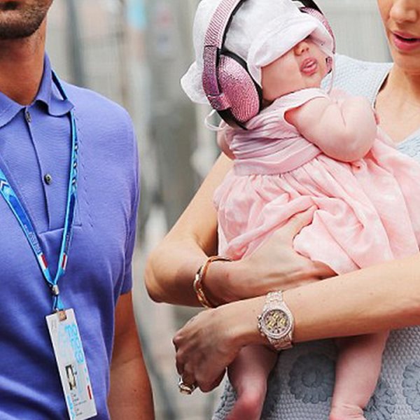 Για να φοράνε στο μόλις ενός μηνός μωρό τους ακουστικά σίγουρα θα υπάρχει μια καλή δικαιολογία!