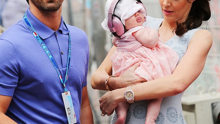 Για να φοράνε στο μόλις ενός μηνός μωρό τους ακουστικά σίγουρα θα υπάρχει μια καλή δικαιολογία!