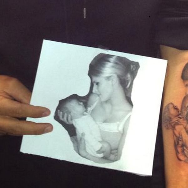 Έλληνας celebrity έκανε τατουάζ την γυναίκα και το παιδί του!