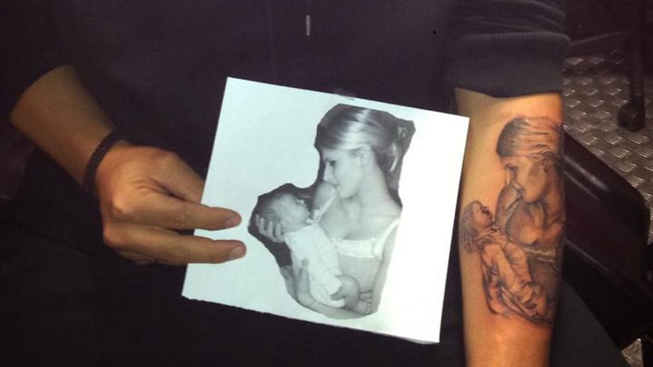 Έλληνας celebrity έκανε τατουάζ την γυναίκα και το παιδί του!