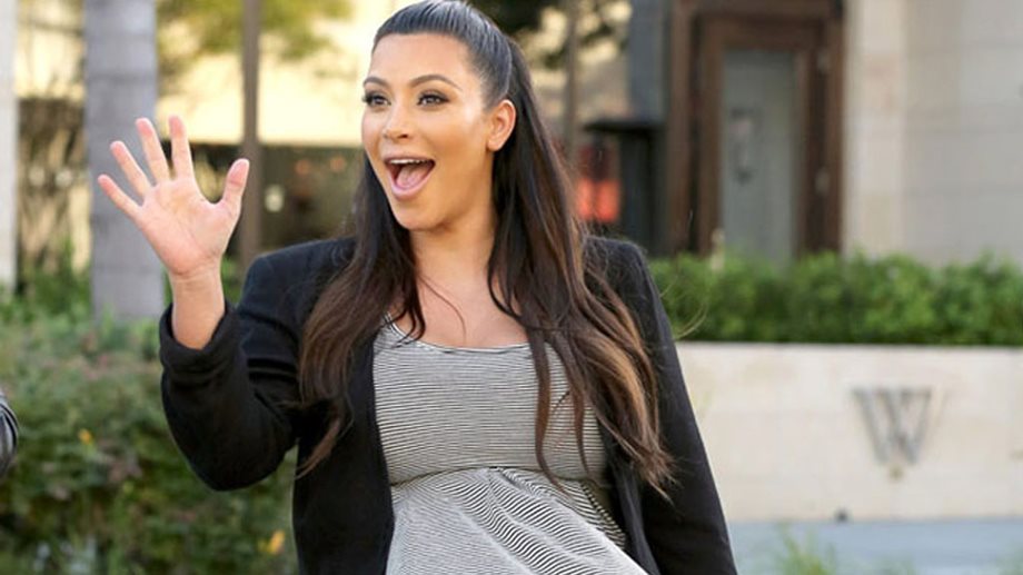 H εγκυμονούσα Κim Kardashian χαιρετάει, αλλά δεν έχει καταλάβει ότι ο αέρας της σήκωσε τη φούστα!