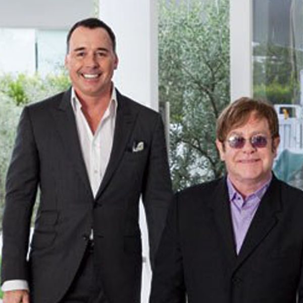 Elton John: Φωτογραφίζεται με το σύζυγό του στην έπαυλη τους στο Beverly Hills