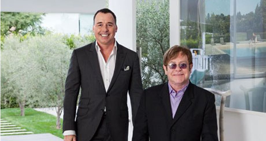 Elton John: Φωτογραφίζεται με το σύζυγό του στην έπαυλη τους στο Beverly Hills