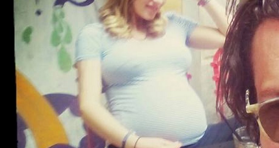 Η Ελληνίδα τραγουδίστρια βρίσκεται σε προχωρημένη εγκυμοσύνη και βγάζει selfie με τον σύντροφό της!