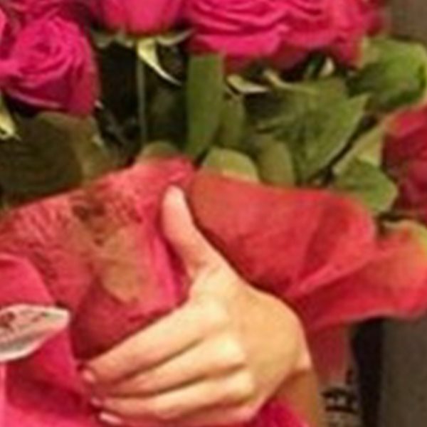 Η Ελληνίδα celebrity υποδέχθηκε μια "αγκαλιά" λουλούδια, μετά την αποκάλυψη για τη νέα της σχέση!