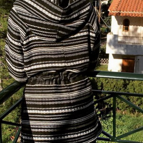 Η Ελληνίδα παρουσιάστρια απολαμβάνει τον ήλιο στο μπαλκόνι του σπιτιού της