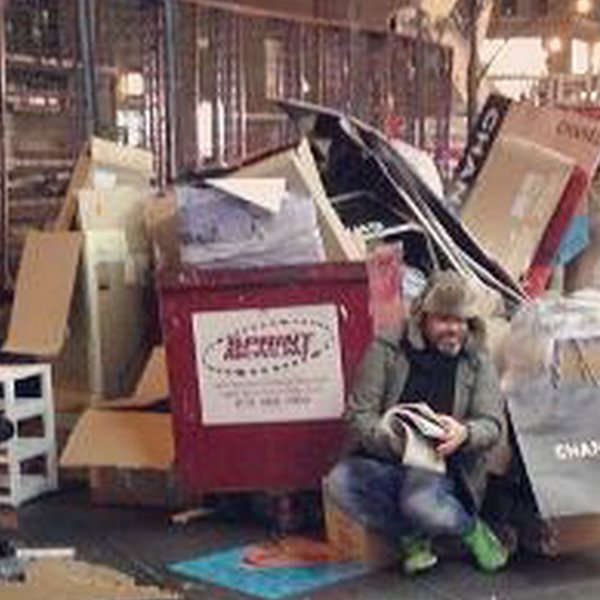 Απαθανάτισαν πολύ γνωστό και αγαπημένο τηλεοπτικό πρόσωπο να κάθεται "άστεγος" δίπλα σε χαρτόκουτα