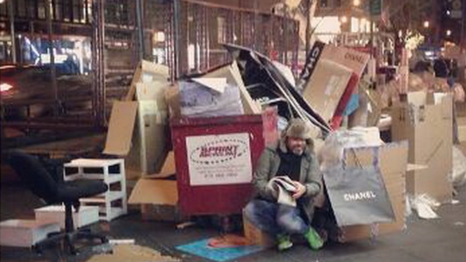 Απαθανάτισαν πολύ γνωστό και αγαπημένο τηλεοπτικό πρόσωπο να κάθεται "άστεγος" δίπλα σε χαρτόκουτα