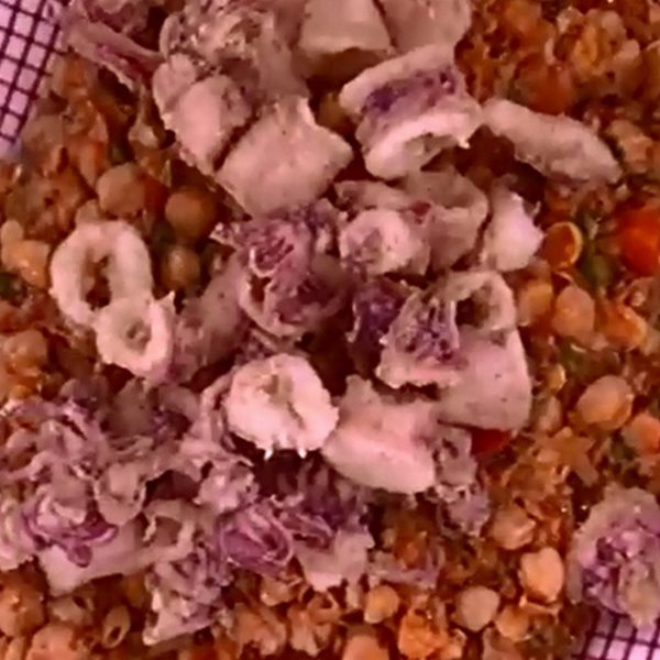 Ρεβύθια με καλαμαράκια από τον Άκη Πετρετζίκη VIDEO