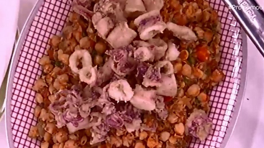 Ρεβύθια με καλαμαράκια από τον Άκη Πετρετζίκη VIDEO